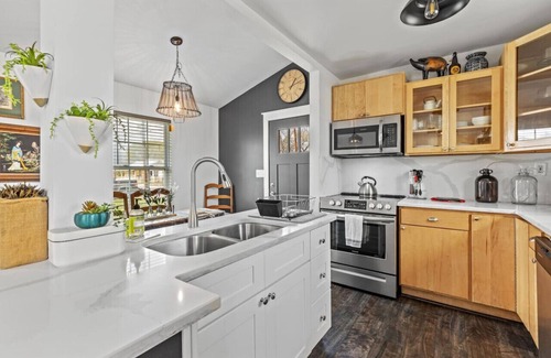 Southside House | 3BR/XL-BTH, 5 min to Downtown, Large Gated Parking