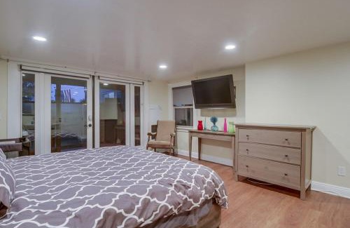 South Park House | 3BRB with Bonus Bedroom, Hot Tub, Tropical Oasis