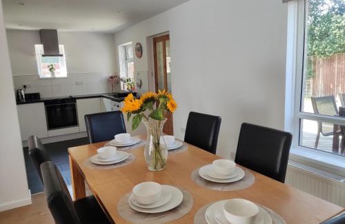 Bournemouth Apartment | 3double bed house 3-8 guests, contractors, free parking close to Hospital, JP Morgan, nature reserves, golf courses, beach