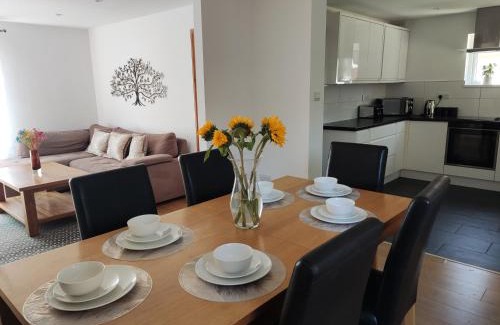 Bournemouth Apartment | 3double bed house 3-8 guests, contractors, free parking close to Hospital, JP Morgan, nature reserves, golf courses, beach