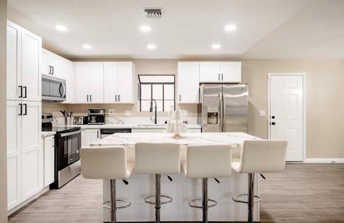 Paradise Villa | 3min to Airport - Spacious Modern House Near Strip