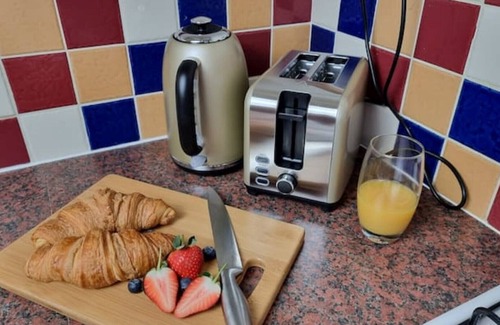 Greenwich West Apartment | 3min walk to DLR, easy commute to the City, close to shops and restaurants