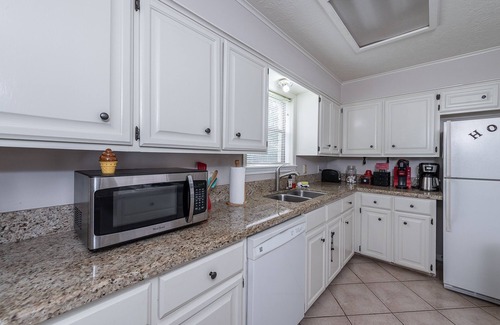 Southwood Valley House | 3rd NIGHT FREE! Sleeps 9 ! HUGE living area-common space, large deck & yard.