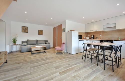 Camiers House | 4/6 person cottage with jacuzzi, garden and forest, 5 min from the beach