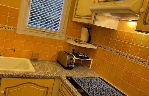 Arles House | 4* air-conditioned house, sleeps 6, enclosed garden with trees, communal SWIMMING POOL.
