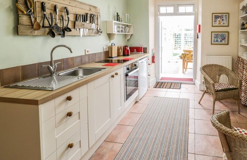 Criccieth Cottage | 4 ARVONIA TERRACE, pet friendly, with open fire in Criccieth