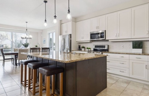 Collingwood House | 4 BDR Home Near Downtown Collingwood and Blue Mtn