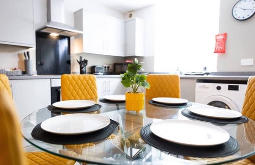 Wakefield Apartment | 4 Bed 2 Bath Near City Centre - Free Parking | Free WiFi | Self Check-in