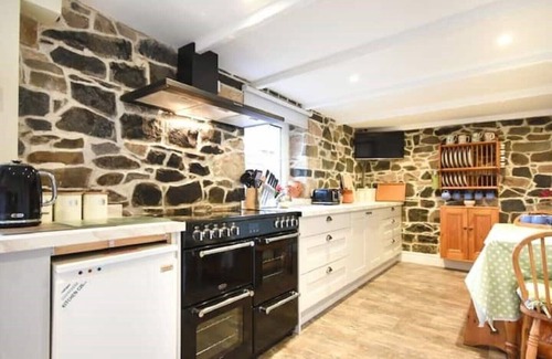Craster Cottage | 4 bed cottage with parking and views in Craster