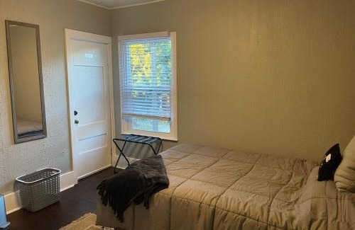 Lansing House | 4 Bed Cozy Home closely located near downtown