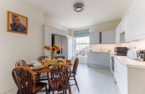 Windsor City Centre Apartment | 4 Bed Deluxe Apartment with beautiful Castle View