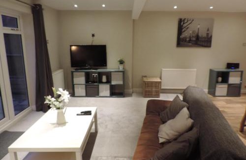 Rushmoor District House | 4 Bed Farnborough Air Accommodation