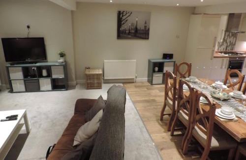 Rushmoor District House | 4 Bed Farnborough Air Accommodation