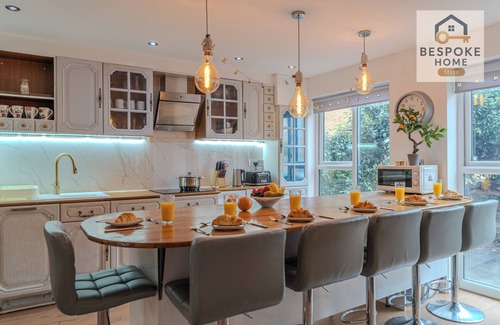 Latchmere House | 4 Bed House + 1 FREE Parking Space | Central London | Open - Plan