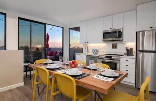 Golden Hill House | 4 Bed Penthouse w/City View Deck and Firepit. Near Zoo