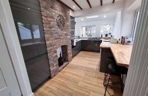 Aberbeeg House | 4 Bed Townhouse-Sleeps 7-Garden-Pets-Valley View