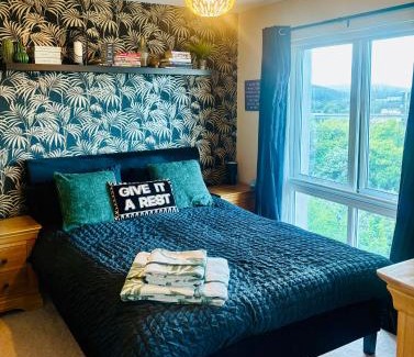 Penarth House | 4 bed Townhouse with spectacular views 4 miles from Cardiff 10min drive or train journey to city centre