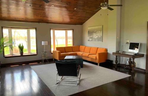 Lincoln Villa | 4 Bedrms, Indoor HotTub, Wineries & Niagara Falls