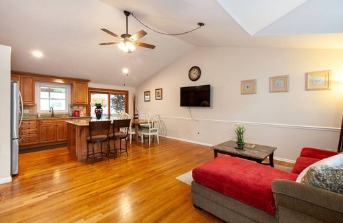 Pineville House | 4 Bedroom 2.5 Bath Sleep 10- near Carowinds & next to lake Park