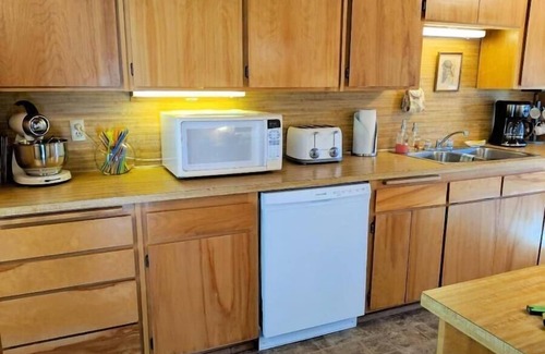 Florence House | 4 bedroom, 2 bath 1600 square foot Munsel lakefront home with dock