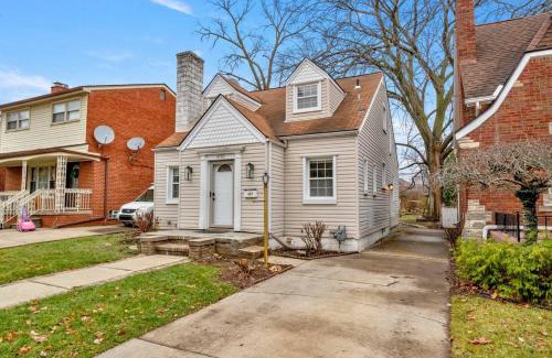 Dearborn House | 4 Bedroom 2 Bath Middle of it all Sleeps 8