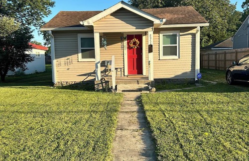 Lawrence House | 4-bedroom, 2-bathroom family home, easy access to food, shopping, fun!