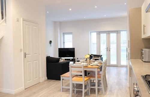 Milton Keynes House | 4 Bedroom 3.5 Bath House in City Centre - Sleeps 8