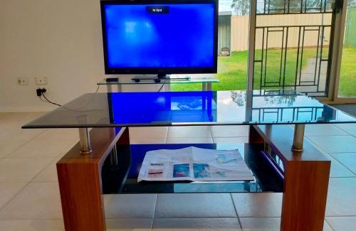 Kingswood House | 4 Bedroom, 3 bath room home in Kingswood NSW, free WIFI Internet, free parking