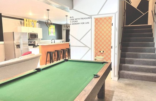 Maryville House | 4 bedroom/4.5 bathroom/10 beds/pets/pool table