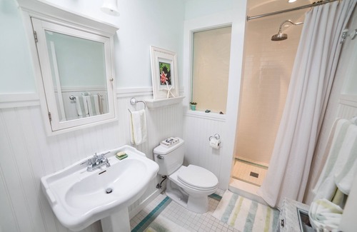 Ocean Park Bed & Breakfast | 4 bedroom 4 bath family villa across Ocean Ave. from the Pacific Ocean.