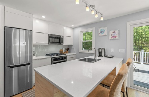 East Falmouth House | 4 Bedroom - 5 min. walk to Jenkins Pond