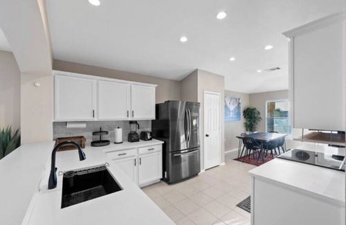 Los Cielos Apartment | 4 Bedroom: 5min to COTA/Airport 15min-Downtownnn