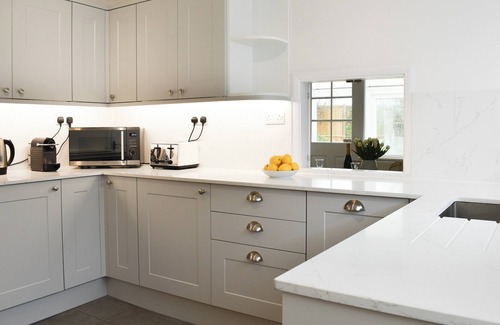 Middleton-on-Sea Cottage | 4 bedroom accommodation in Middleton-on-Sea, near Bognor Regis