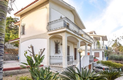 Santa Maria del Mare Torrazzo House | 4 bedroom accommodation in Stalettì