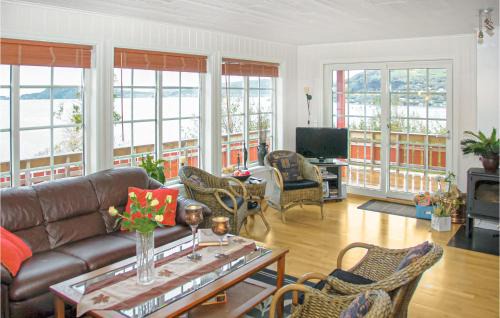 Hundeidvik House | 4 Bedroom Beautiful Home In Hundeidvik