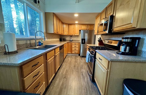 Lower Kingsbury House | 4 Bedroom close to downtown (SL195)