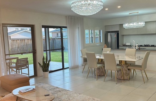 Gledswood Hills House | 4-bedroom country house in enchanting Gledswood Hills with AC, WiFi