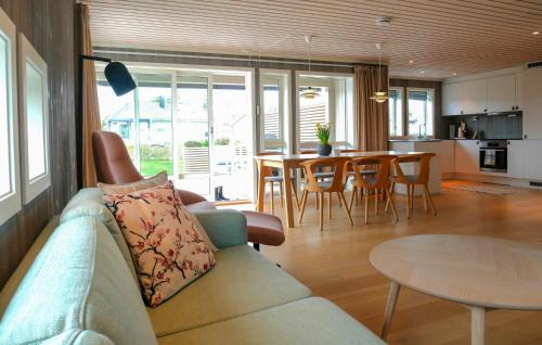 Arendal House | 4 Bedroom Cozy Home In Færvik