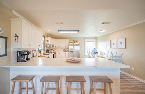 Terramar Beach House | 4 Bedroom! Family Beach Retreat, 5 Min Walk to Beach and Bay! Sleeps 12