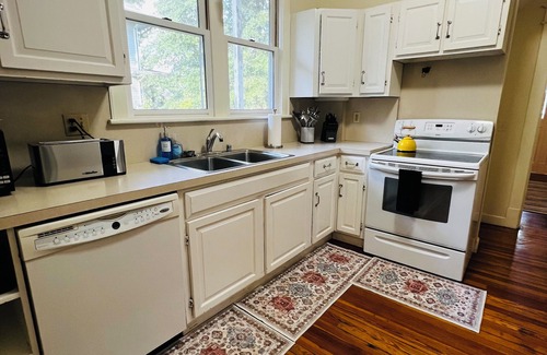 Lyon Park Other | 4-bedroom farmhouse in Clarendon Walk to Metro, Shops, Nightlife Best Location