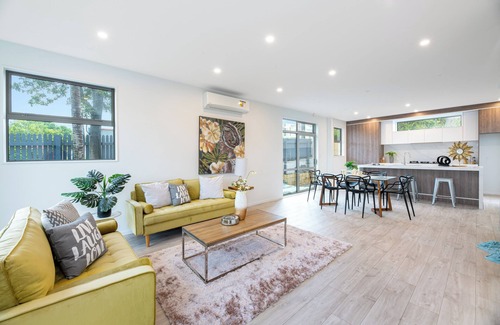 Royal Oak House | 4 Bedroom Holiday Home Epsom