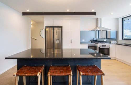 Frankton House | 4 Bedroom Home with elevated views of Lake Wakatipu & The Remarkables