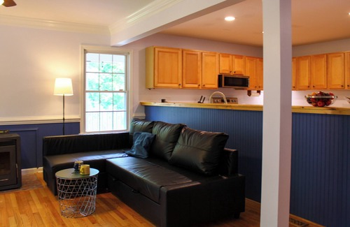 Kabletown House | 4-bedroom house close to Shenandoah River and VA wineries - WiFi, AC, trampoline