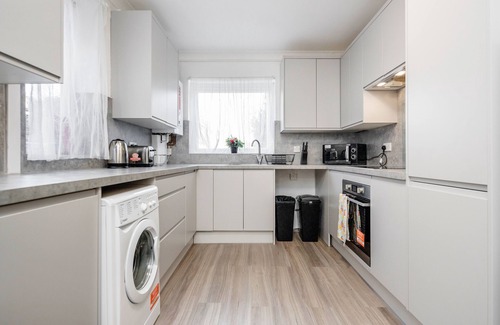 Chelmsford House | 4 bedroom House, Free Parking, Contractor's Haven