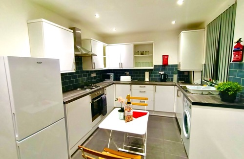 Anfield House | 4 Bedroom House in Anfield, Pool Table, Sleeps 18