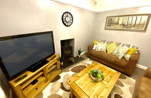 Gloucester House | 4 Bedroom House near Gloucester City Centre with Driveway - Ideal for contractors