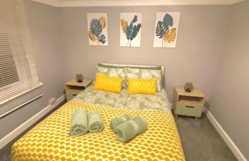Gloucester House | 4 Bedroom House near Gloucester City Centre with Driveway - Ideal for contractors