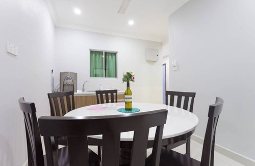 Tanjung Aru House | 4 Bedroom Landed House. Party friendly and close to beach.