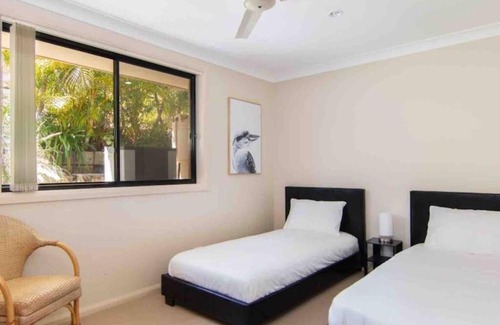 Forster House | 4 Bedroom modern house opposite Wallis Lake