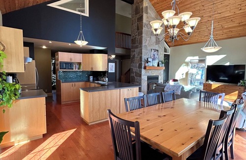 Gimli House | 4 Bedroom Steps From the Lake